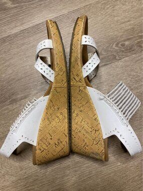 Skechers Women’s Cali Luxe Foam White Slingback Wedge Sandals Size 9